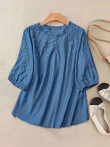 Linhara Damen Große Größen Bluse mit blauer Stickerei, Rüschensaum und Bischofsärmel