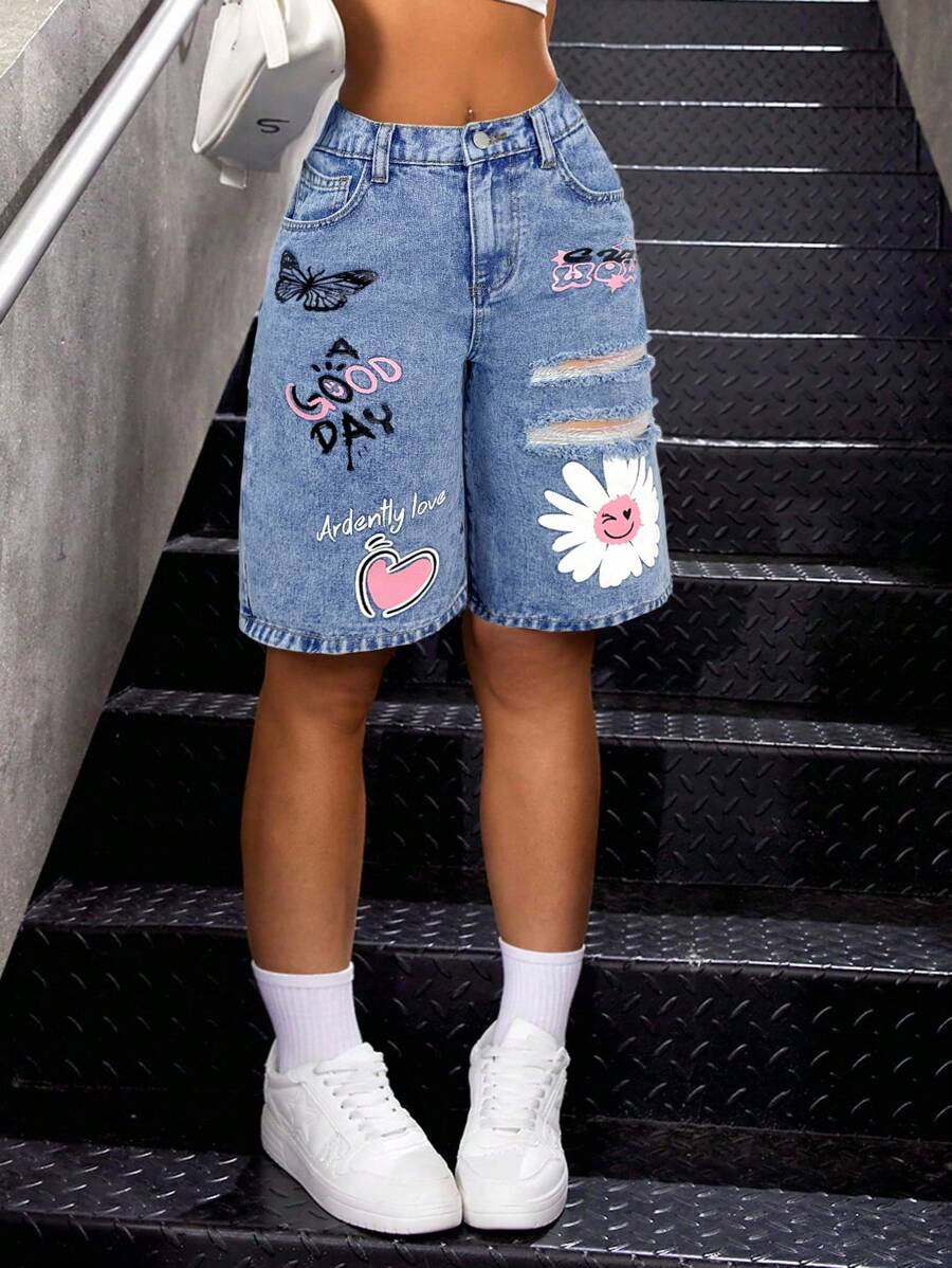 SHEIN 少女Y2K水洗休闲宽松蓝色牛仔长款短裤,饰有花卉蝴蝶图案印花,适合夏季波西米亚风度假、锐舞派对、街头穿着,少女长款牛仔短裤,少女百慕大短裤,少女牛仔短裤,少女百慕大牛仔短裤,长款牛仔短裤 - 淺色水洗藍 - 查看 1