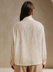 Anewsta 法国复古点缀花卉女士加大码长袖休闲透明纹理提花衬衫 - 杏色 - 查看 3