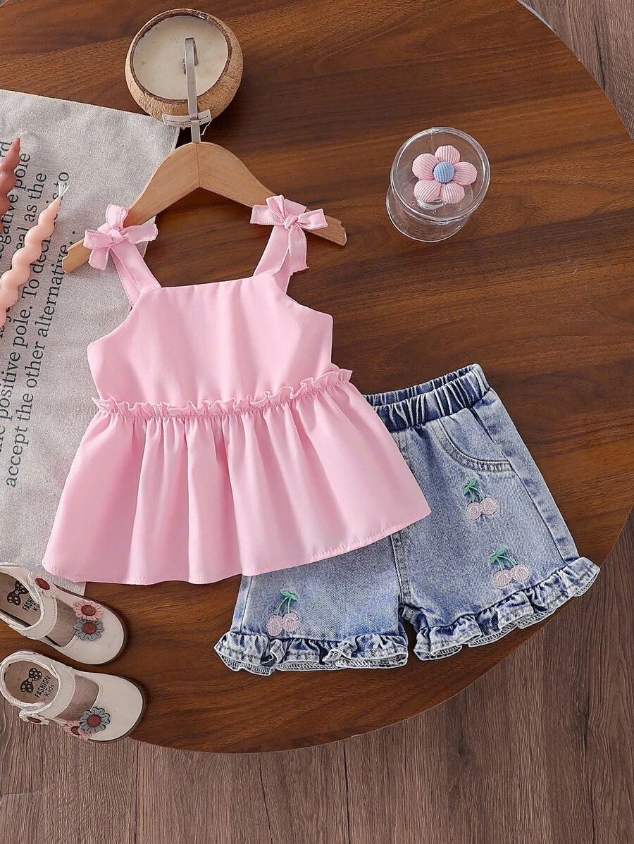 SHEIN Vintaside Kids Bộ đồ mùa hè 2 món cho bé gái, áo hai dây màu đỏ kết hợp với quần short denim thêu họa tiết quả anh đào, phù hợp cho các hoạt động vui chơi ngoài trời, mặc ở nhà thường ngày, chơi thể thao thư giãn và dự tiệc vui vẻ