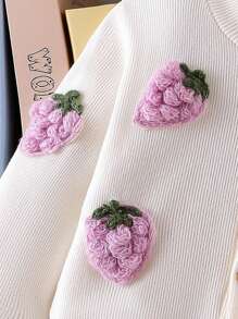 SHEIN 少女通勤款可爱3D草莓开衫搭配紫色百褶裙。这款针织毛衣采用鲜艳的草莓刺绣设计，搭配柔软的针织面料，兼具时尚与舒适。非常适合秋冬造型。搭配经典的紫色百褶裙，裙摆自然垂坠，展现甜美优雅的气质。柔软的面料确保舒适的穿着体验。