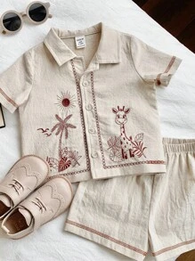 SHEIN 2 Stücke/Set Baby Jungen Hawaii Blumen Bedrucktes Hemd und Shorts, bequem, atmungsaktiv, kühl und feuchtigkeitsableitend für Strandurlaub oder Inselrundfahrt