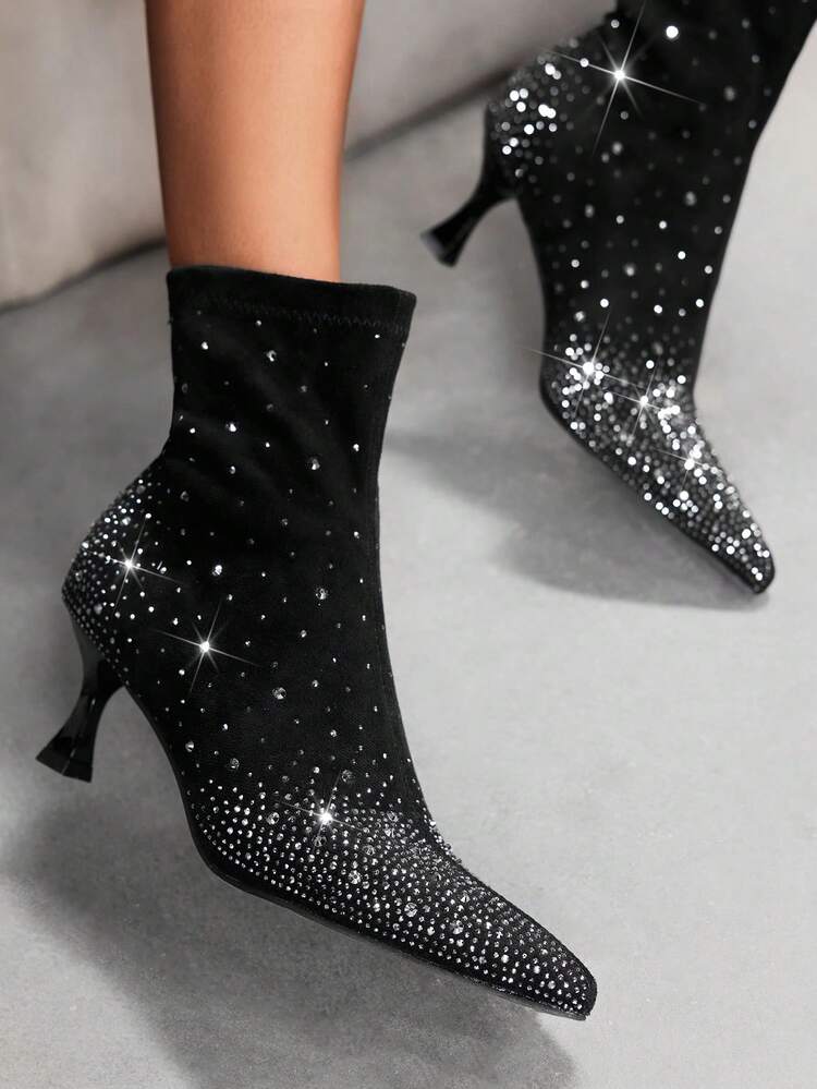 CUCCOO SZL 여성 패션 뾰족한 발가락 섹시한 블랙 라인스톤 정장 이브닝 드레스 파티 웨딩 심플 슬립온 키튼 힐 앵클 부츠 및 크리스마스 봄 신발용 앵클 부츠