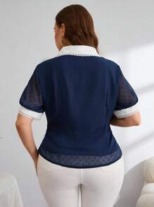 SHEIN Clasi Camisa ajustada de verano para mujer con tallas grandes, con bloque de color, cuello elegante, encaje de contraste y volantes - Azul Marino - Ver 2