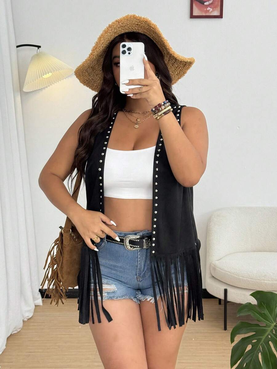 SHEIN CURVE+ Chaqueta sin mangas con detalles de tachuelas y dobladillo con flecos en talla grande de estilo vintage