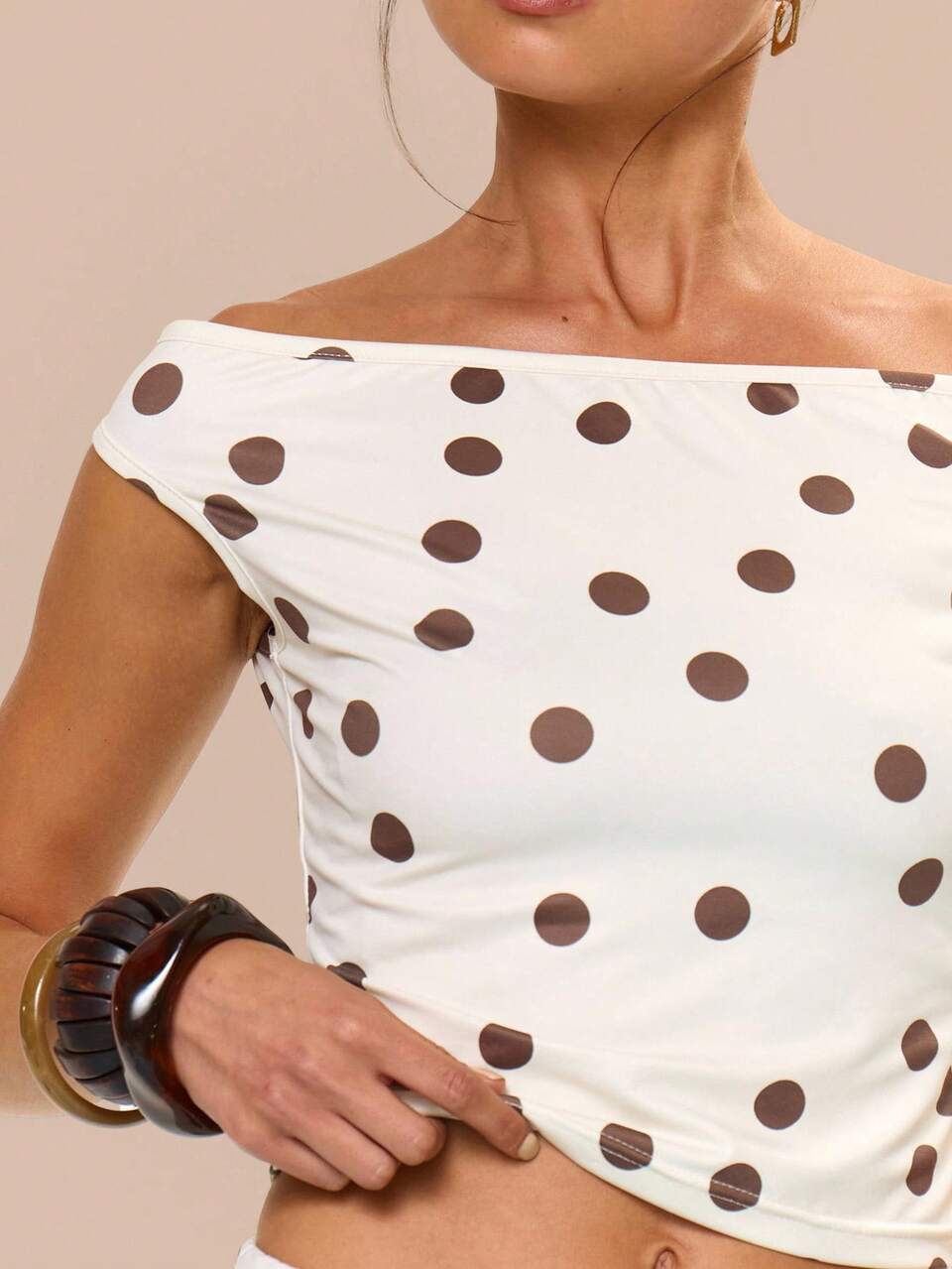 Top aderente con scollo asimmetrico a pois, adatto per vacanze, festival, casual, elegante, estate, primavera