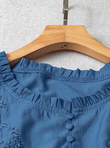 Linhara Damen Große Größen Bluse mit blauer Stickerei, Rüschensaum und Bischofsärmel
