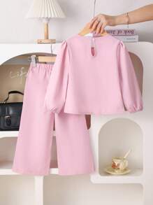 SHEIN Playful Pals مجموعة فستان من 2 قطعة للفتاة الصغيرة، تتكون من ملابس علوية عليه فيونكة جميلة ورقيقة وبنطلون واسع الساق، ملابس للربيع والخريف - وردي مغبر - مشاهدة 2