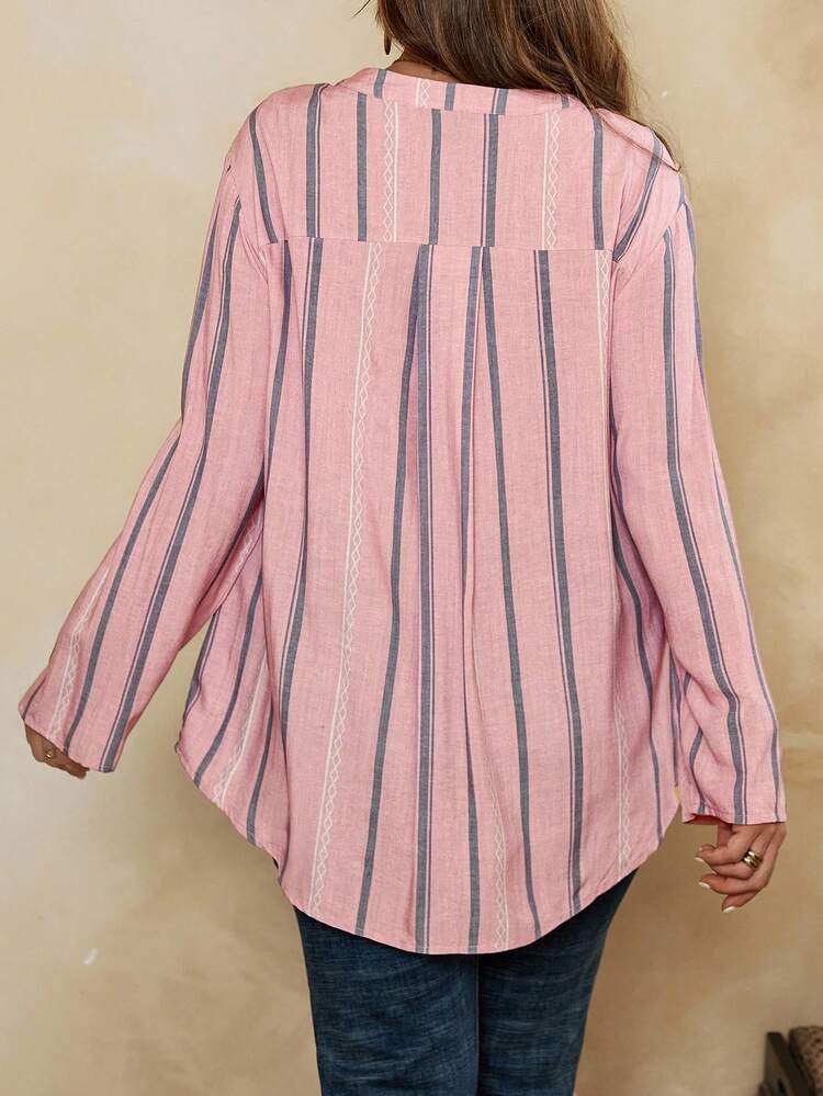 Camisa Listrada com Manga Raglan e Gola V, Plus Size
