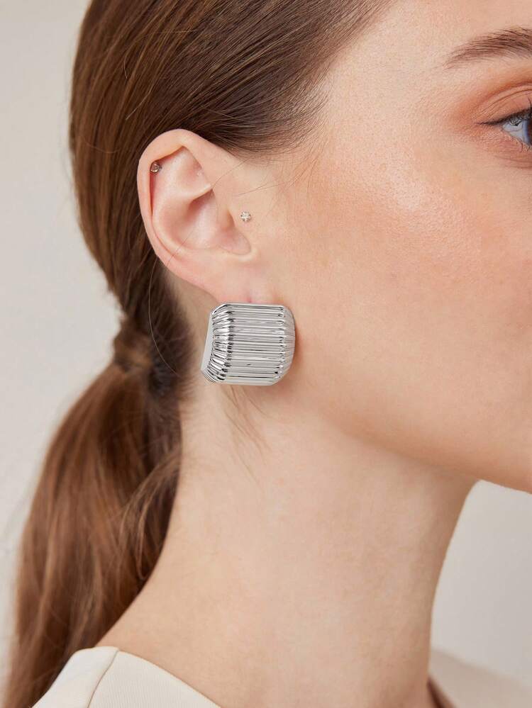 1 PAIR FASHIONABLE SILVER PLEAT CURVED EAR CUFFS