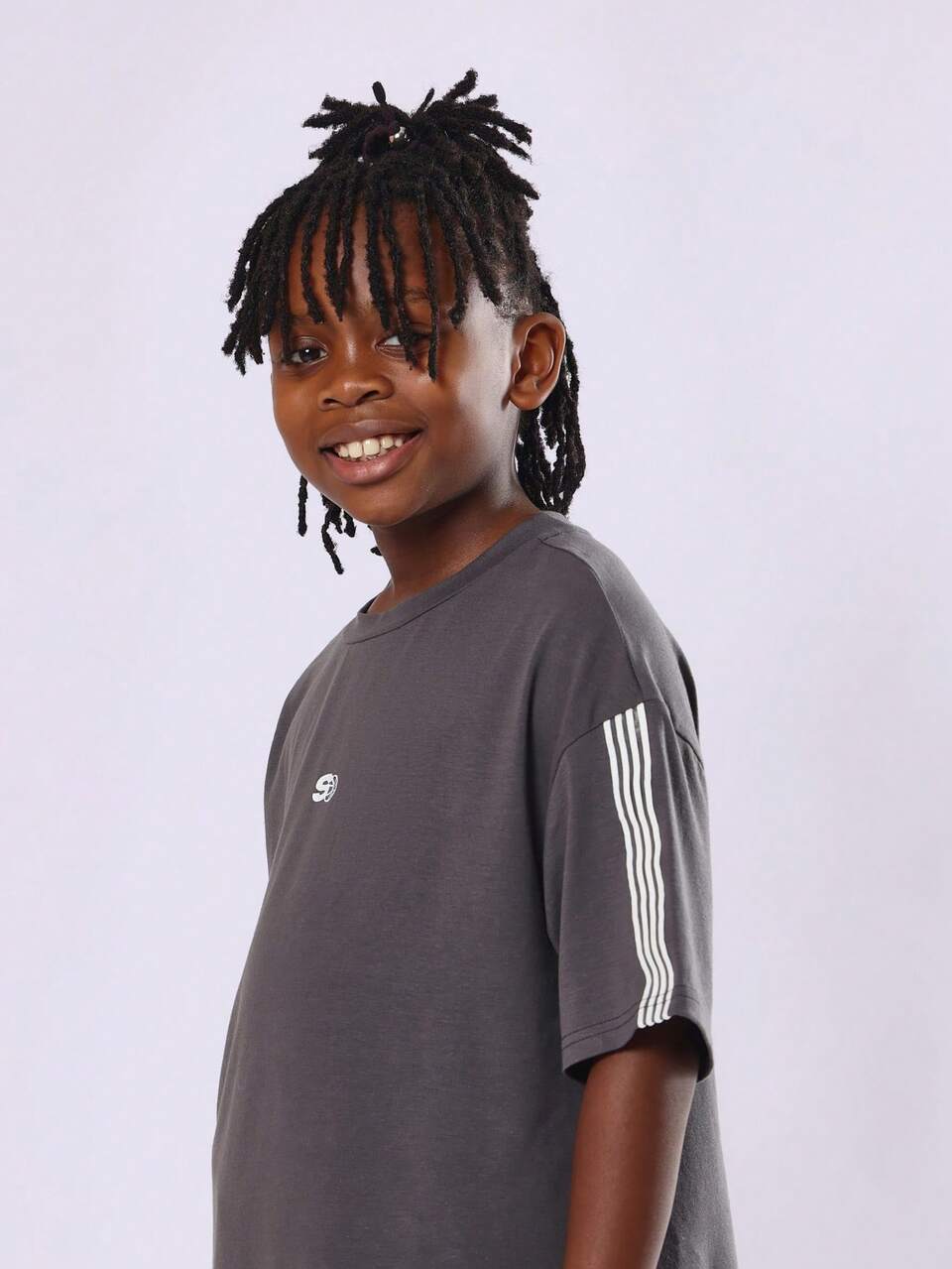 Camiseta oversized estilo rua com três listras e design coordenado