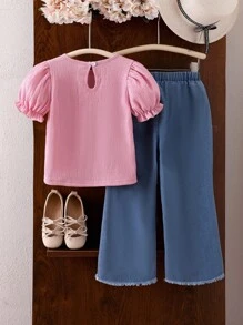 SHEIN 2 件女童粉色泡泡布短袖荷叶边上衣和蓝色蝴蝶结牛仔裤套装，适合小女孩的可爱活泼夏季服装