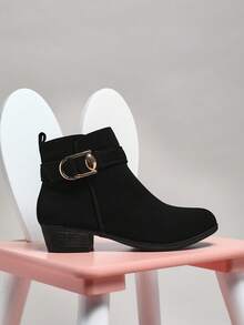 Mini mi 必备儿童黑色磨砂皮踝靴，配金色心形扣——时尚、坚固、易穿的秋季靴子，适合从学校到周末的冒险 - 黑色 - 查看 6