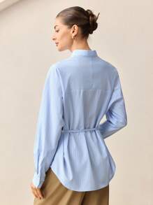 BizChic 2025 新款夏季女士商务休闲日常优雅度假海滩婚礼宾客乡村音乐节早餐机场。91S 老钱斯德哥尔摩风格美国独立日休闲工作约会女士短裤、蓝色条纹梭织衬衫、金色点缀女士衬衫 - 彩色 - 查看 3