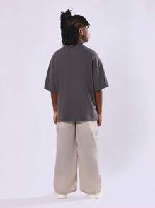 SUMWON Conjunto de ropa de estilo callejero para jóvenes con camiseta oversize de diseño de tres rayas y pantalones, atuendo para niños preadolescentes - Negro - Ver 2