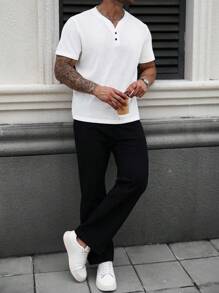 Manfinity Homme 大码男士休闲纯色纹理T恤，适合户外和日常穿着，采用经典白色T恤面料制成，饰有华夫格针织纹理。这款T恤采用轻盈优雅的面料制成，时尚百搭，适合日常搭配。它是送给男朋友或老公的绝佳礼物。大码男士T恤 - 白色 - 查看 4