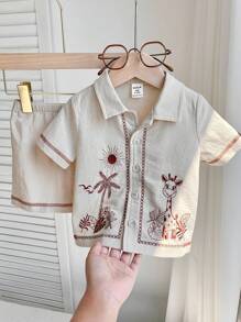 SHEIN 2 Stücke/Set Baby Jungen Hawaii Blumen Bedrucktes Hemd und Shorts, bequem, atmungsaktiv, kühl und feuchtigkeitsableitend für Strandurlaub oder Inselrundfahrt
