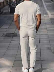 Manfinity Homme 2 sztuki/zestaw męski casualowy dwuczęściowy komplet z krótkim rękawem i spodniami w jednolitym beżowym kolorze, letni komplet w kolorze kremowym. Świetny prezent dla chłopaka lub męża. Przytulne stroje.