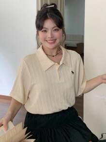 Dazy Plus 大尺碼米色 Polo 領刺繡翻領短袖 T 恤，夏季可愛上衣 - 米色 - 查看 3