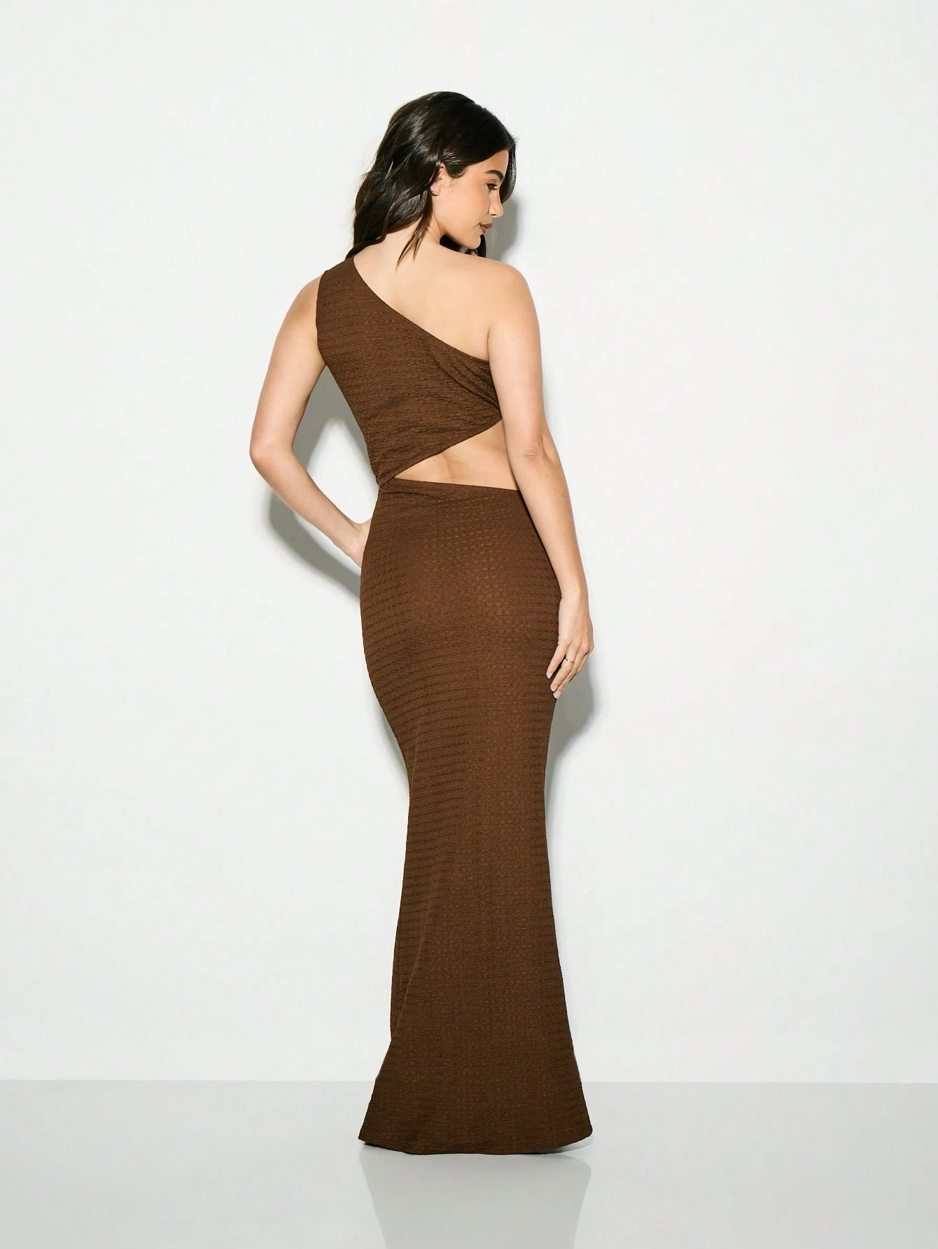 KIZN Abito lungo monospalla strutturato con arricciature e cut-out
