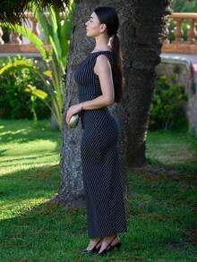 Andrea Bello Damen gestreiftes asymmetrisches Rüschen-Figurkleid mit Kragen