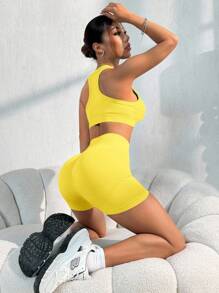 SHEIN Sovereign Charm Conjunto deportivo de 2 piezas para mujer con top sin mangas sencillo y pantalones cortos de cintura alta - Amarillo - Ver 6