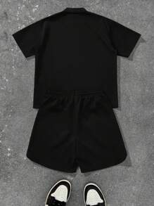 Manfinity EMRG Conjunto de camisa de manga corta con estampado de carta de Cupido y pantalón corto con cordón en la cintura, informal y de calle, para hombre, de verano