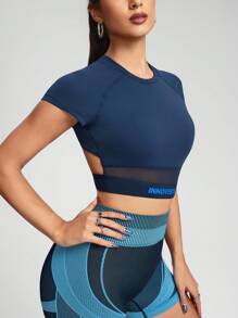 Innovista 女士运动上衣，字母条纹撞色缝线设计，撞色拼接露脐健身上衣，透气网眼露背设计，适合运动健身，秋季日常休闲穿着，跑步、骑行、高强度间歇训练皆宜，舒适实用，时尚优雅。