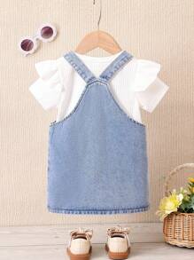 SHEIN Playful Pals Conjunto de verano para niña pequeña, blusa con mangas de volantes y vestido de peto con bordado de flores - Azul - Ver 2