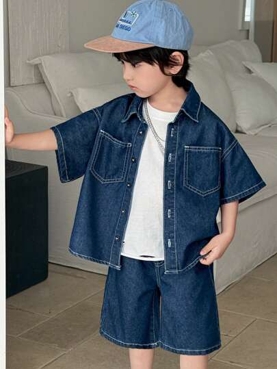 SHEIN 男童 2 件套夏季休闲风格海军蓝柔软简约基础撞色线条超大宽松短袖牛仔衬衫和宽松百慕大牛仔短裤套装，适用于儿童服装男童服装日常装春夏两件套服装、海滩度假装、儿童乡村装、男童街头装、男童返校装