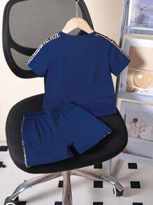 SHEIN Explorewe Set de 2 piezas para niños pequeños con camiseta de manga corta de punto con bloques de color y pantalones cortos estampados. Conjunto informal y versátil, adecuado para vacaciones y viajes, verano - Azul - Ver 2