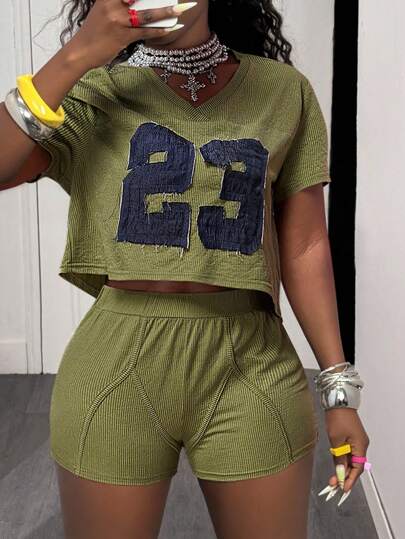 Slaydiva 2025年夏季新款，适合生日派对、返校季、学院风、学生装、日常旅行、基本款百搭、休闲度假、网络流行风格、街头风、朋克风、俱乐部风、V领短袖、落肩袖、短款宽松贴花刺绣牛仔女T恤和宽松短裤、仿雪花纹理竖条纹面料、军绿色、夏季套装、女式两件套