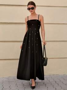 CLARA VERO Vestido largo con detalles de pedrería, tirantes finos y silueta ceñida y acampanada en color negro, vestido elegante de diseño especial
