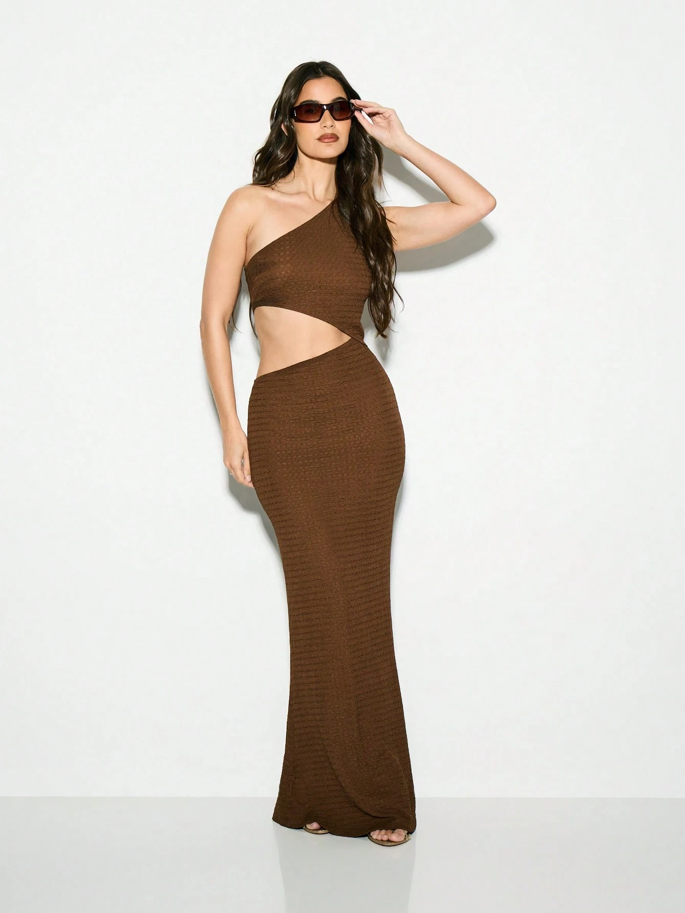 KIZN Abito lungo monospalla strutturato con arricciature e cut-out