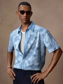 AKNOTIC X Nawaf Alabid 男士蓝色花卉提花休闲宽松短袖衬衫，适合夏季、度假、日常、派对、情侣、男士礼物 - 淺色水洗藍 - 查看 4