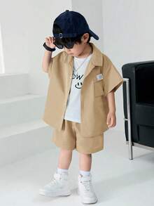 SHEIN 3 件套年轻男童韩版宽松字母印花 Polo 领开衫、梭织短裤和针织印花背心三件套，适合春夏日常、运动、郊游、上学、派对、节日、拍照 - 卡其色 - 查看 1