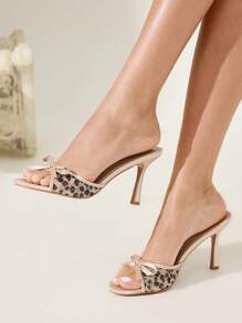 CUCCOO CHICEST 女式 8.8 厘米高跟豹纹网眼蝴蝶结装饰尖头穆勒凉鞋，时尚优雅 - 彩色 - 查看 2