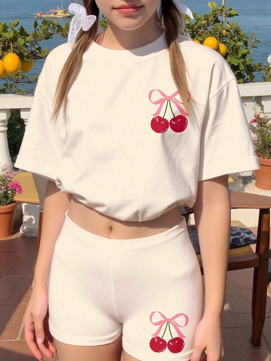SHEIN 2 件套青少年女孩休闲可爱粉色蝴蝶结和樱桃印花短袖 T 恤和宽松短裤，适合夏季度假和旅行