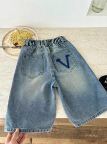 SHEIN Jeans décontractés bleus amples avec poche arrière, design lavé en V, pour enfants. Vêtements confortables et Y2K pour garçons, adaptés aux tenues d'été, de printemps, de festival et de plage - Bleu azur - Voir 1