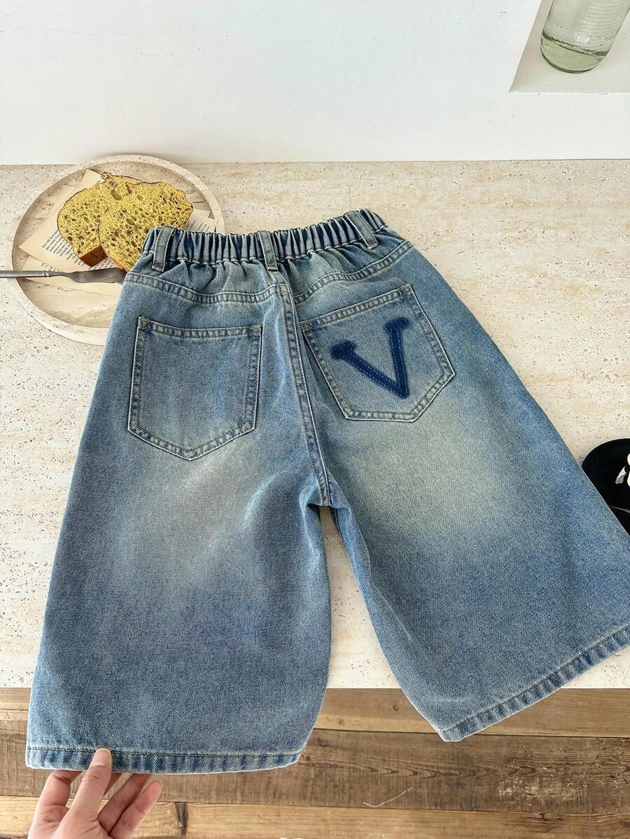 SHEIN Jeans décontractés bleus amples avec poche arrière, design lavé en V, pour enfants. Vêtements confortables et Y2K pour garçons, adaptés aux tenues d'été, de printemps, de festival et de plage - Bleu azur - Voir 1