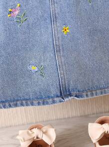 SHEIN Playful Pals Conjunto de verano para niña pequeña, blusa con mangas de volantes y vestido de peto con bordado de flores - Azul - Ver 4