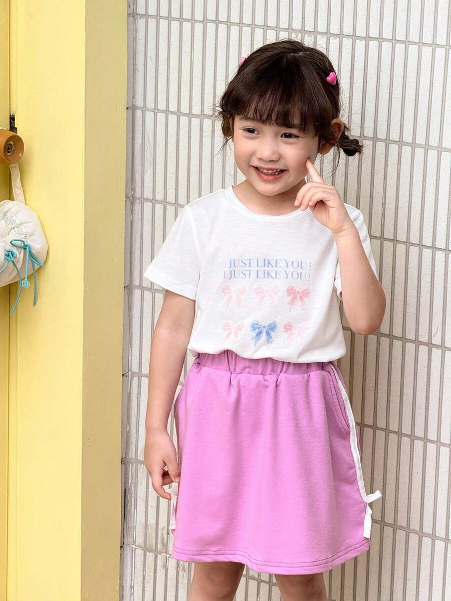 SHEIN Conjunto de camiseta con estampado de lazo y logo, y minifalda casual para niña - Multicolor - Ver 1