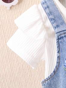 SHEIN Playful Pals Conjunto de verano para niña pequeña, blusa con mangas de volantes y vestido de peto con bordado de flores - Azul - Ver 3