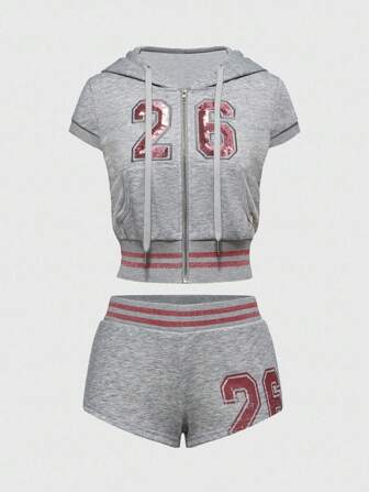 Conjunto de sudadera corta de manga corta ajustada con bordado numérico de cuentas y minifalda de tiro ultra bajo con estética Y2K y sexy