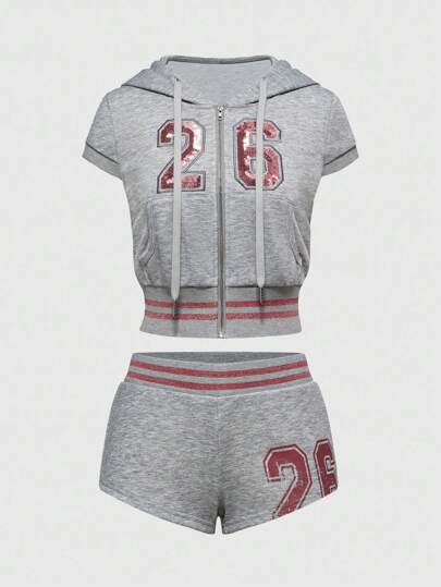 Completo di micro top corto a maniche corte con ricamo di perline numeriche e minigonna a vita ultra bassa, in stile Y2K sexy