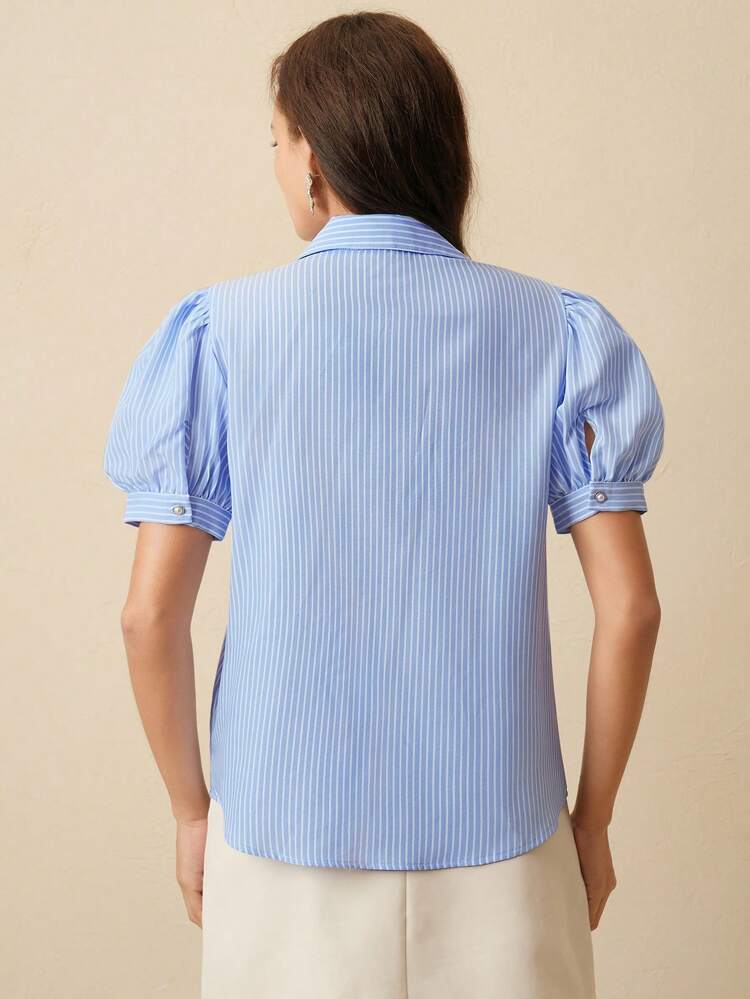 Blusa Feminina de Verão, Novo Design, Listrada em Azul, Recortes Vazados, Bordado Floral, Manga Bufante
