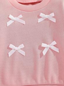 SHEIN Effen sweatshirt met ronde hals en strik voor babymeisjes. Het ronde halsontwerp is klassiek en elegant, waardoor het gemakkelijk aan en uit te trekken is. De lange mouwen en de decoratieve 3D-strik op het lijfje combineren vakkundig de schattige en modieuze elementen, waardoor de levendigheid en speelsheid van het meisje worden benadrukt. Het getailleerde silhouet en de vloeiende lijnen flatteren het figuur van de baby en stralen zelfvertrouwen en geluk uit. Dit sweatshirt is geschikt voor diverse gelegenheden.