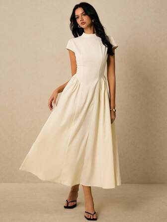 Poéselle Dam sommarklänning i enfärgad, lång midja med paraplykant