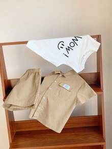 SHEIN 3 件套年轻男童韩版宽松字母印花 Polo 领开衫、梭织短裤和针织印花背心三件套，适合春夏日常、运动、郊游、上学、派对、节日、拍照 - 卡其色 - 查看 7