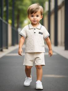 Set de 2 piezas de polo de malla jacquard de verano y pantalones cortos para niños pequeños, patrón de letras múltiples de jacquard de punto, camisa polo de manga corta con botones frontales, pantalones cortos deportivos casuales, adecuado para uso diario casual, vacaciones, salidas festivas